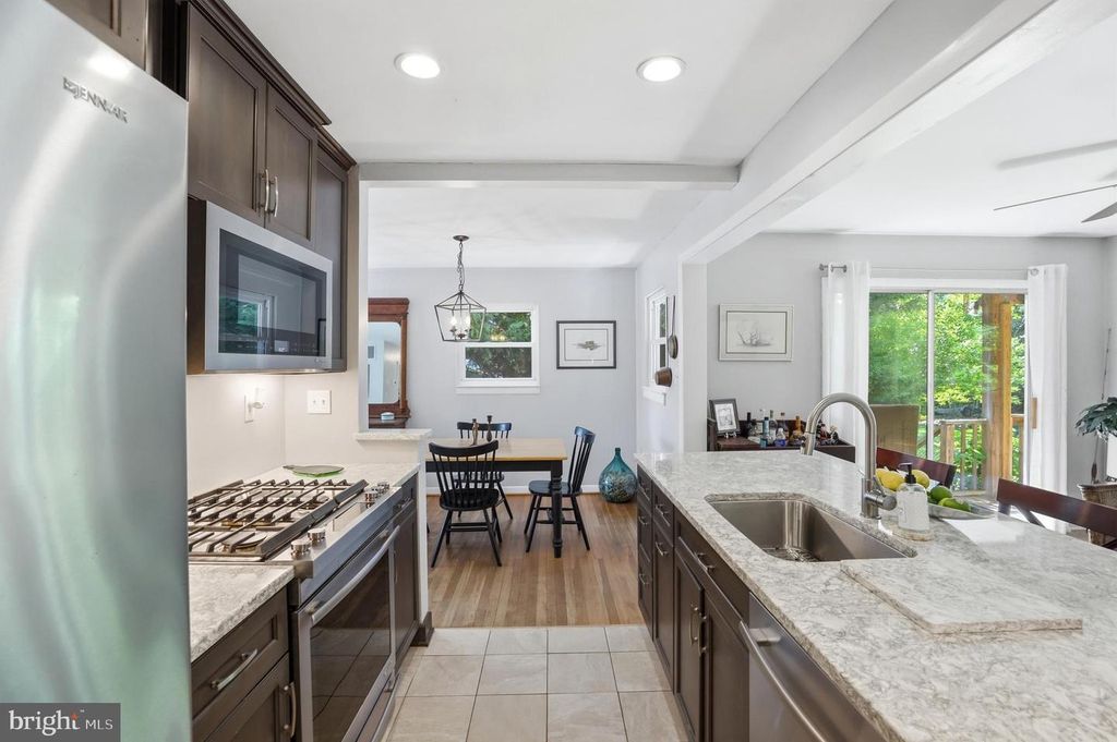 Image 13 of property listing at 735 WARREN DR, Annapolis, MD 21403