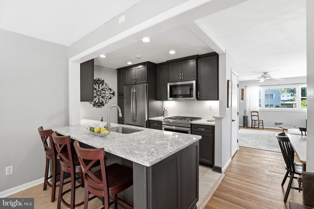 Image 14 of property listing at 735 WARREN DR, Annapolis, MD 21403