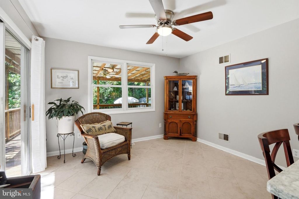 Image 15 of property listing at 735 WARREN DR, Annapolis, MD 21403