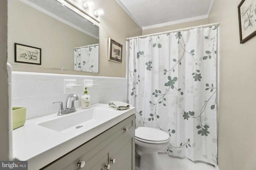 Image 18 of property listing at 735 WARREN DR, Annapolis, MD 21403