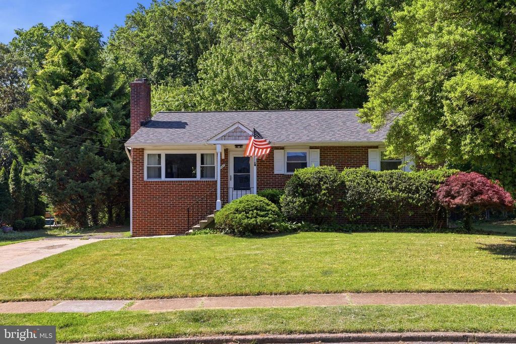 Image 2 of property listing at 735 WARREN DR, Annapolis, MD 21403