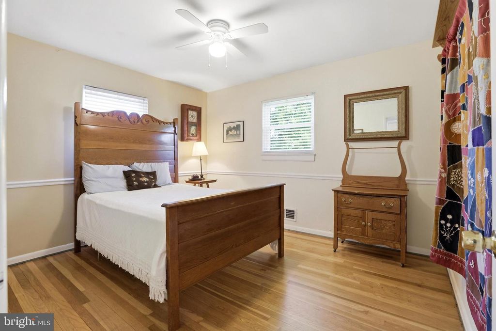 Image 25 of property listing at 735 WARREN DR, Annapolis, MD 21403