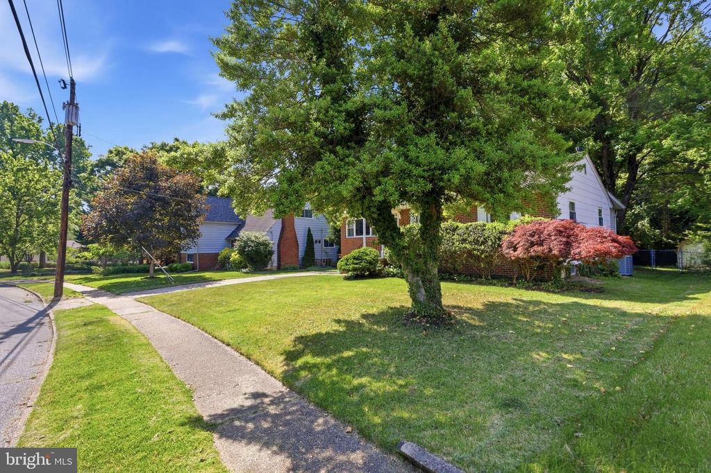 Image 3 of property listing at 735 WARREN DR, Annapolis, MD 21403