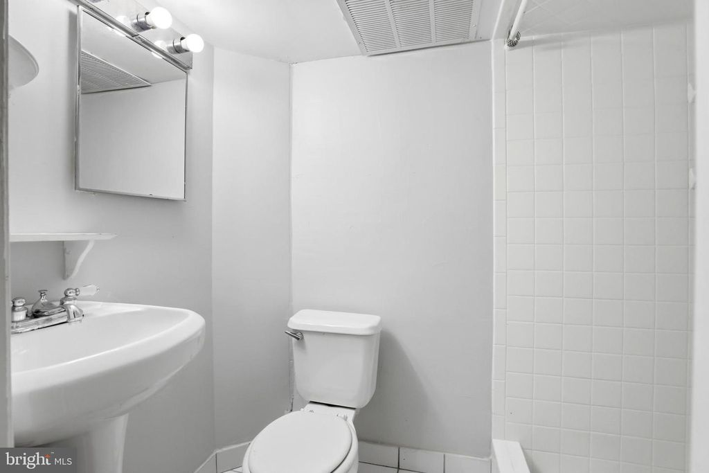Image 35 of property listing at 735 WARREN DR, Annapolis, MD 21403