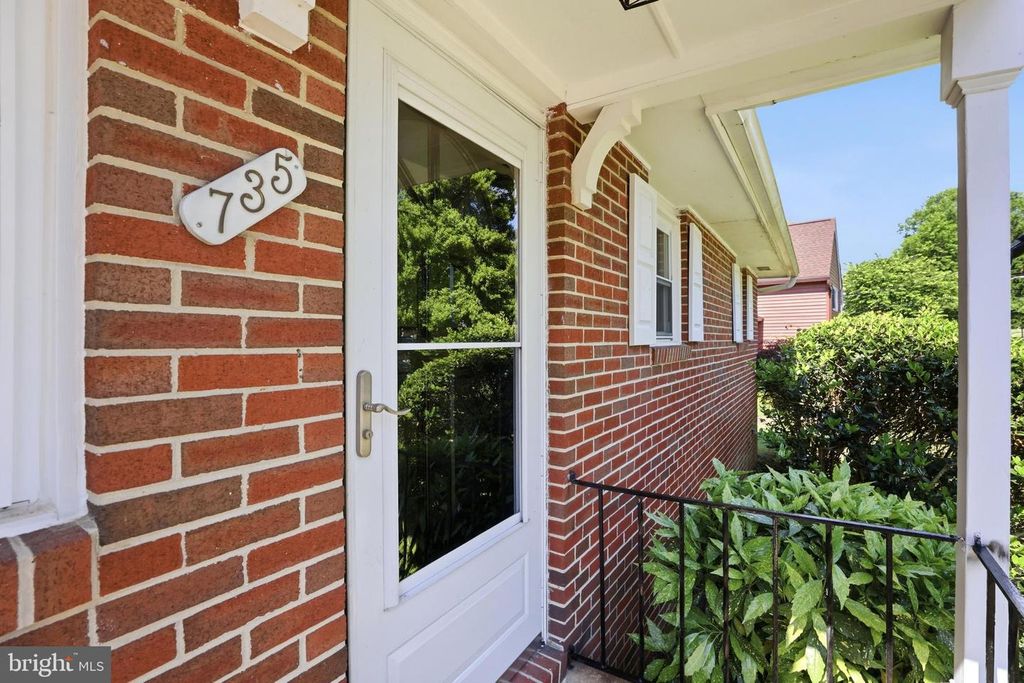 Image 4 of property listing at 735 WARREN DR, Annapolis, MD 21403