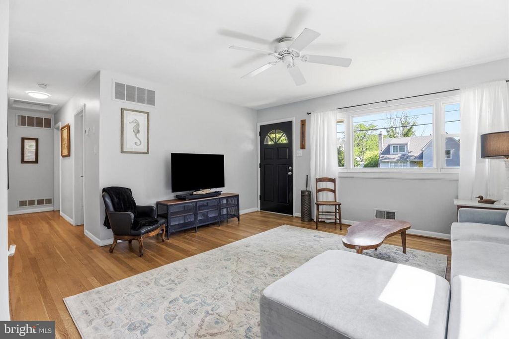 Image 6 of property listing at 735 WARREN DR, Annapolis, MD 21403