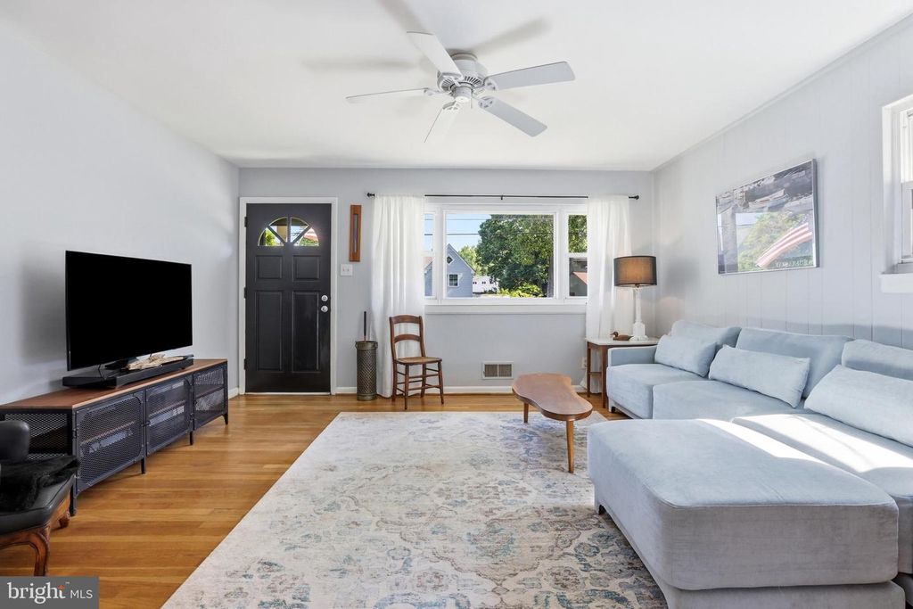 Image 7 of property listing at 735 WARREN DR, Annapolis, MD 21403