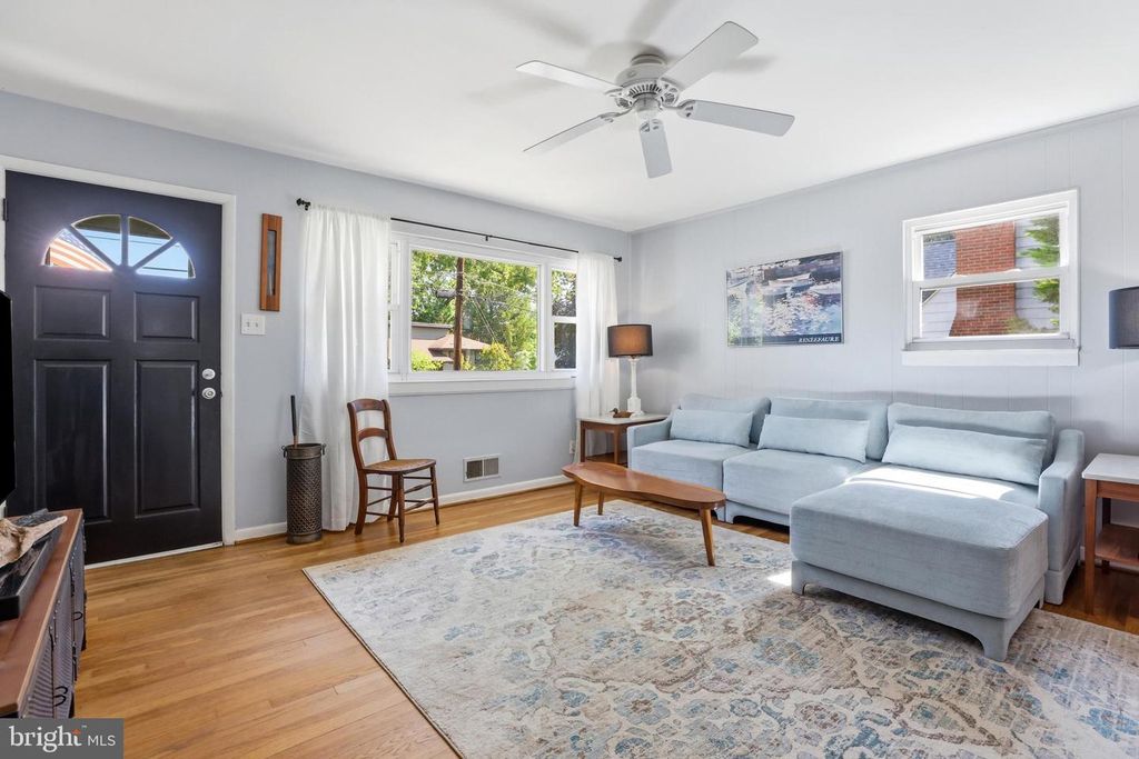 Image 8 of property listing at 735 WARREN DR, Annapolis, MD 21403