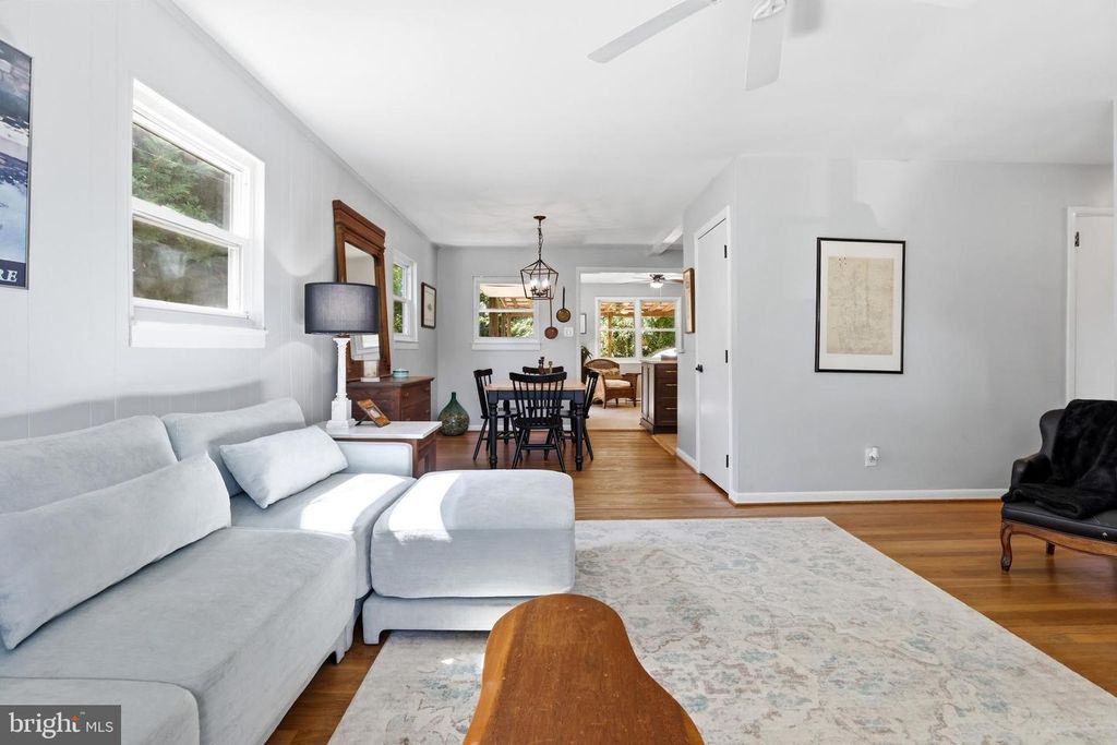 Image 9 of property listing at 735 WARREN DR, Annapolis, MD 21403