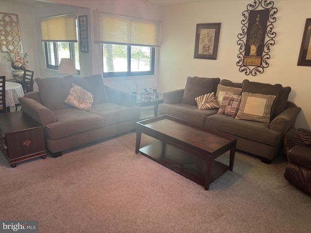 1 DEVONSHIRE CT, Ewing, NJ 08628