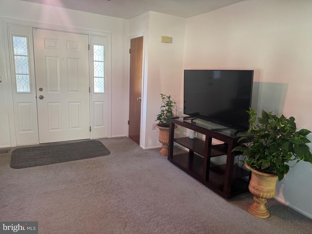 1 DEVONSHIRE CT, Ewing, NJ 08628