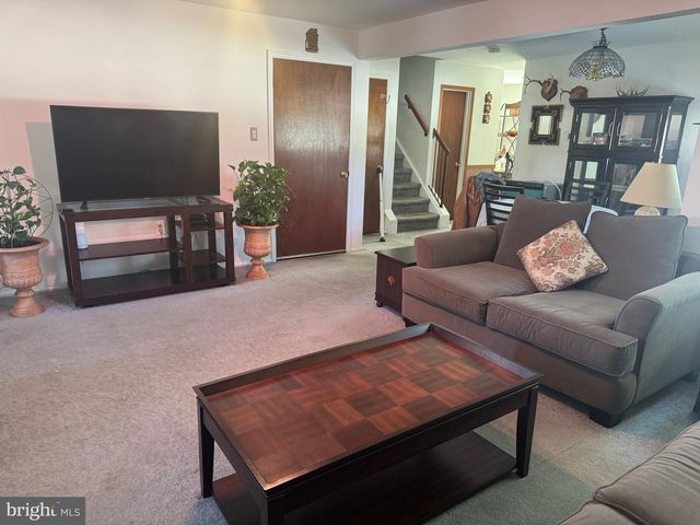 1 DEVONSHIRE CT, Ewing, NJ 08628