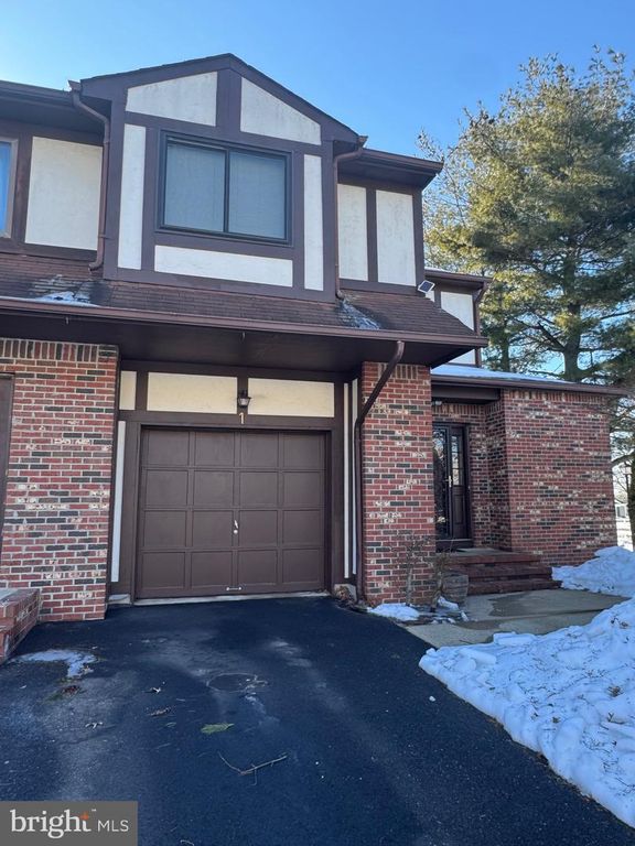 1 DEVONSHIRE CT, Ewing, NJ 08628