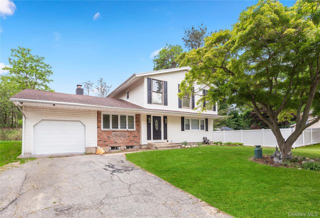 25 Adrienne Lane, Hauppauge, NY 11788