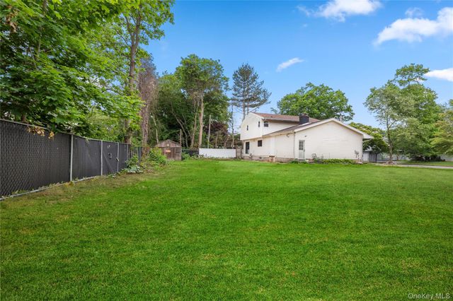 25 Adrienne Lane, Hauppauge, NY 11788