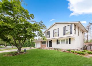 25 Adrienne Lane, Hauppauge, NY 11788