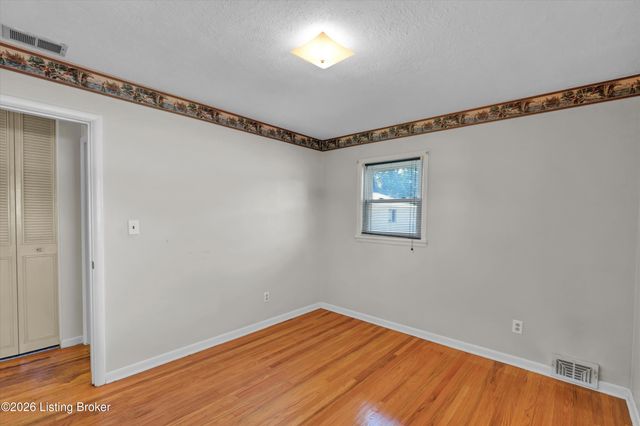 5210 Woodhill Ln, Louisville, KY 40219