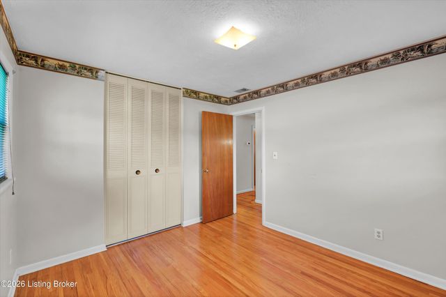 5210 Woodhill Ln, Louisville, KY 40219