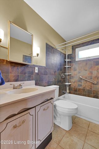 5210 Woodhill Ln, Louisville, KY 40219