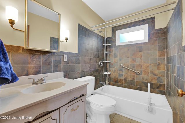 5210 Woodhill Ln, Louisville, KY 40219