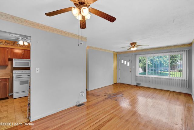 5210 Woodhill Ln, Louisville, KY 40219