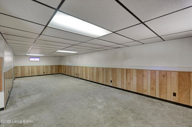 5210 Woodhill Ln, Louisville, KY 40219
