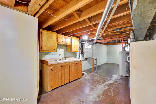 5210 Woodhill Ln, Louisville, KY 40219