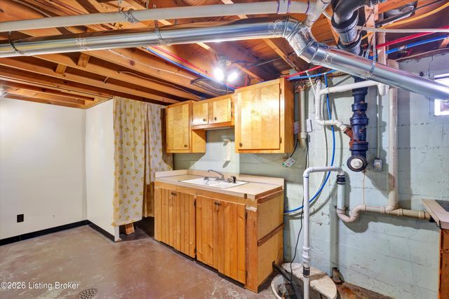 5210 Woodhill Ln, Louisville, KY 40219