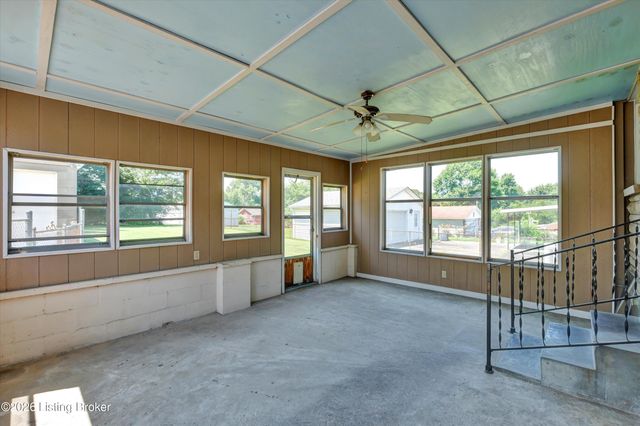 5210 Woodhill Ln, Louisville, KY 40219