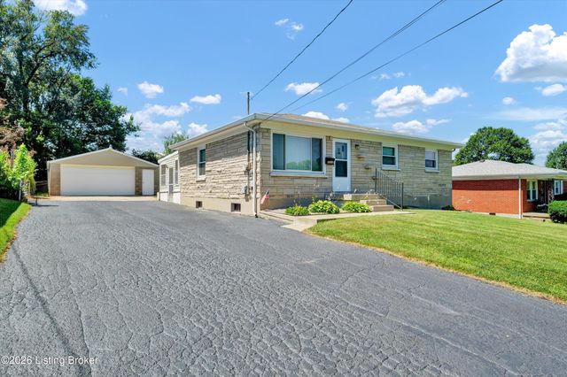 5210 Woodhill Ln, Louisville, KY 40219