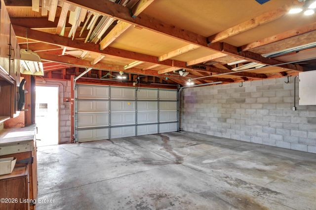 5210 Woodhill Ln, Louisville, KY 40219
