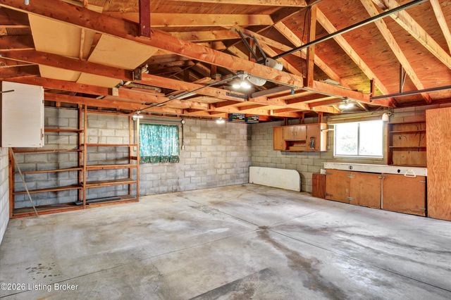 5210 Woodhill Ln, Louisville, KY 40219