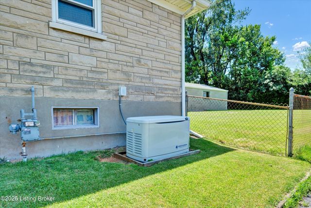 5210 Woodhill Ln, Louisville, KY 40219
