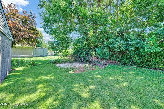 5210 Woodhill Ln, Louisville, KY 40219