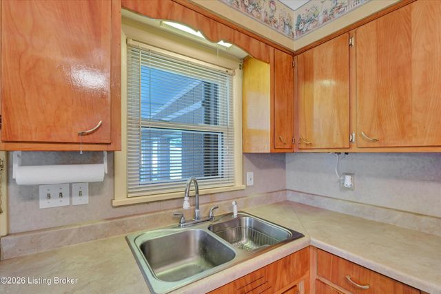 5210 Woodhill Ln, Louisville, KY 40219