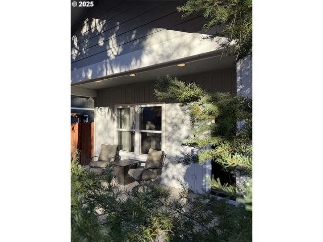 61142 BROOKHOLLOW Dr, Bend, OR 97702