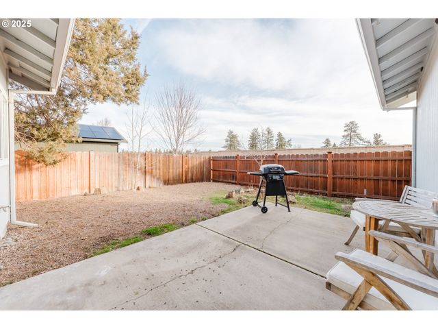 61142 BROOKHOLLOW Dr, Bend, OR 97702