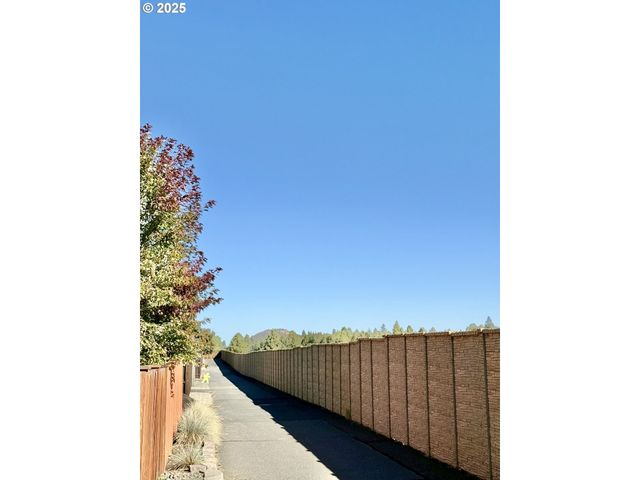 61142 BROOKHOLLOW Dr, Bend, OR 97702