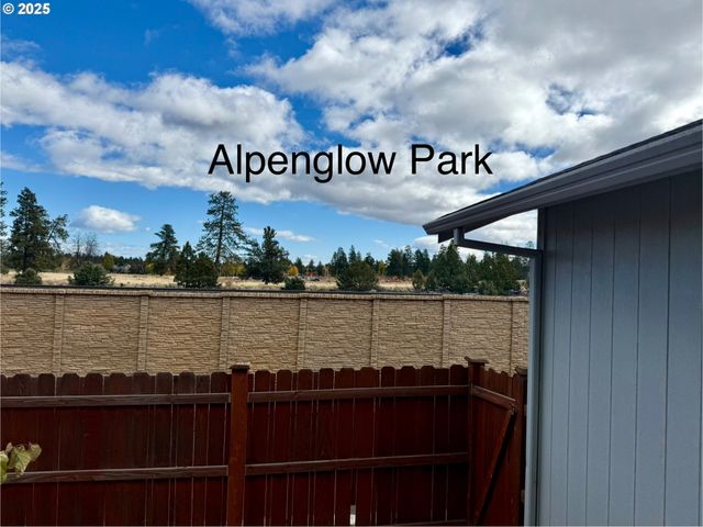 61142 BROOKHOLLOW Dr, Bend, OR 97702