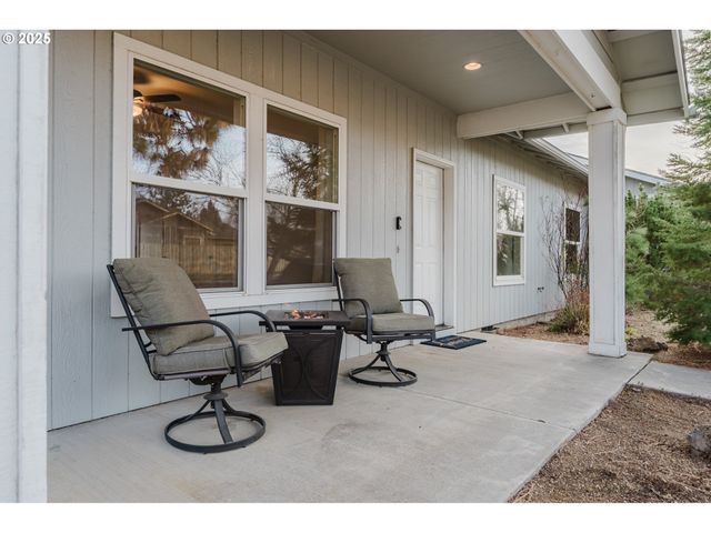 61142 BROOKHOLLOW Dr, Bend, OR 97702