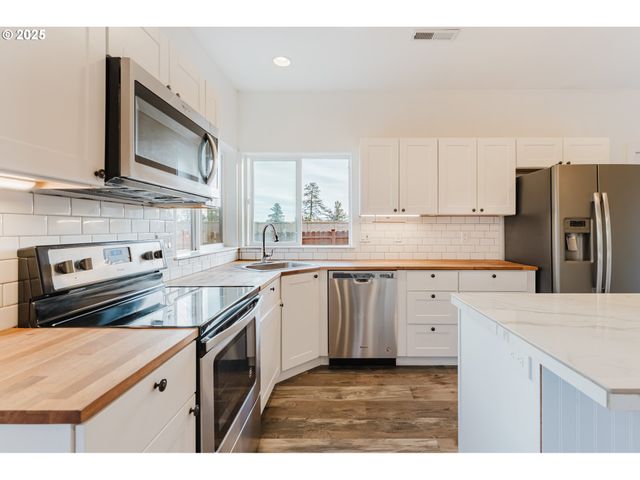 61142 BROOKHOLLOW Dr, Bend, OR 97702