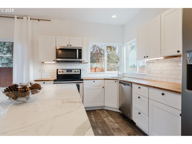 61142 BROOKHOLLOW Dr, Bend, OR 97702