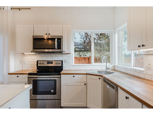 61142 BROOKHOLLOW Dr, Bend, OR 97702