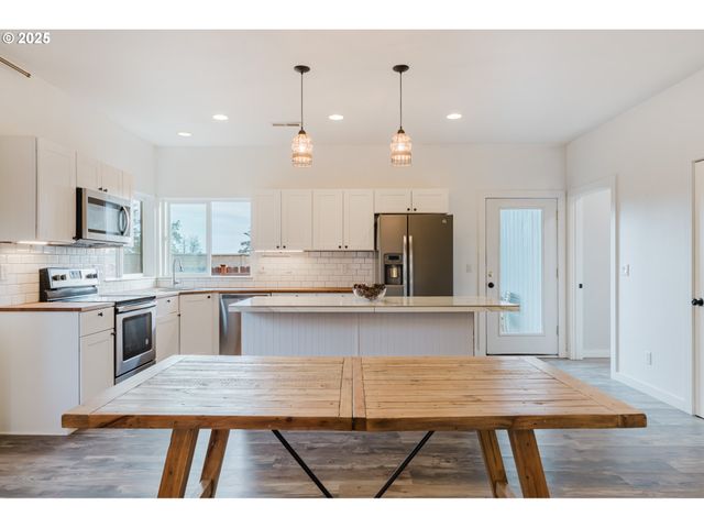 61142 BROOKHOLLOW Dr, Bend, OR 97702