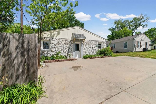 6203 N Main Street, Gladstone, MO 64118