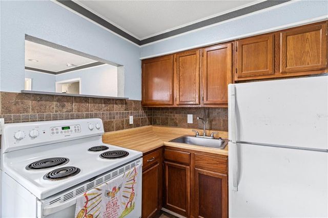 6203 N Main Street, Gladstone, MO 64118