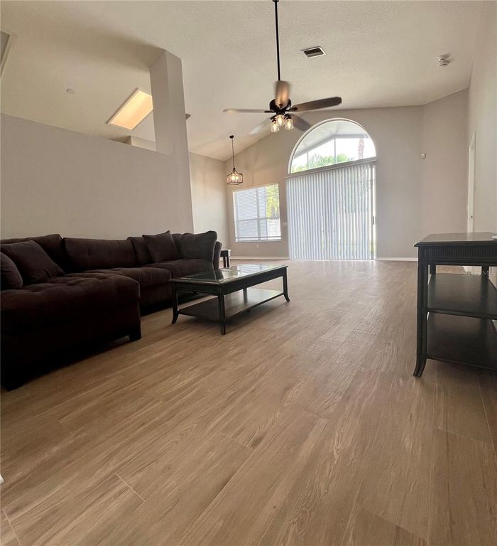 Image 6 of property listing at 18564 KINGBIRD DRIVE, Lutz, FL 33558