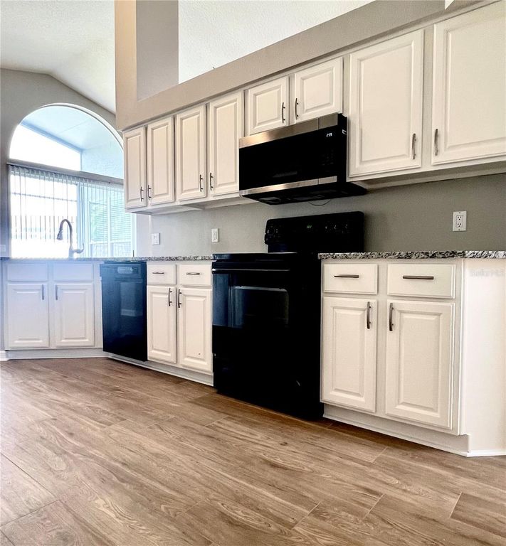 Image 10 of property listing at 18564 KINGBIRD DRIVE, Lutz, FL 33558