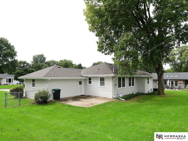 9820 Poppleton Avenue, Omaha, NE 68124