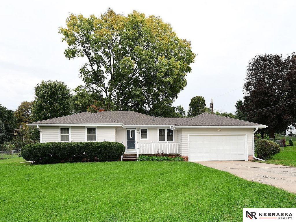 9820 Poppleton Avenue, Omaha, NE 68124